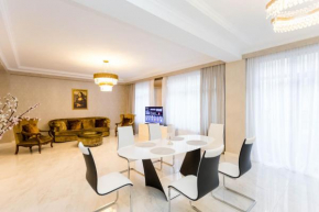 Luxe Central Apartment